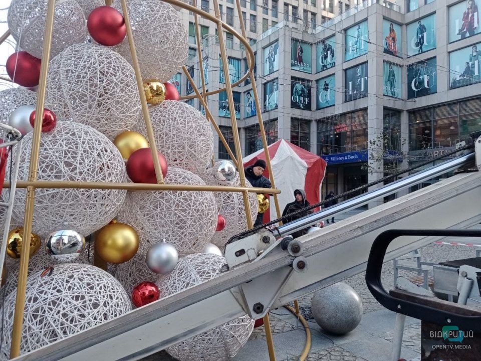 В центре Днепра устанавливают первую новогоднюю елку (Фото) - рис. 4