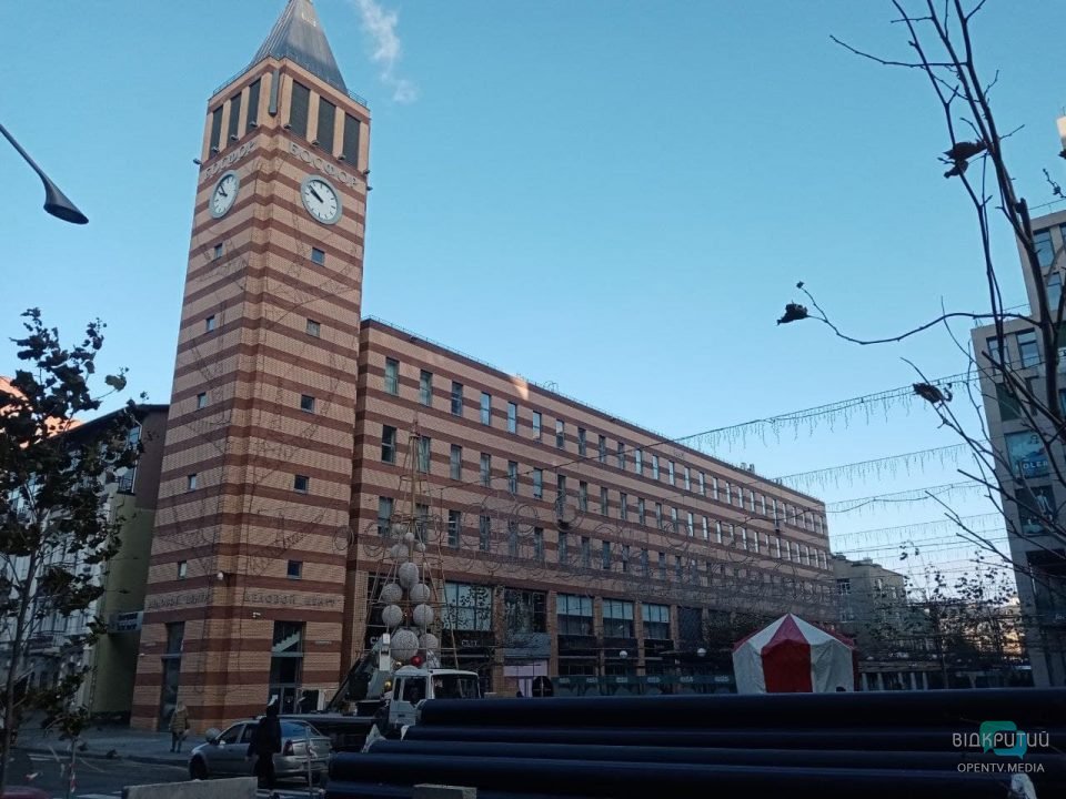В центре Днепра устанавливают первую новогоднюю елку (Фото) - рис. 8