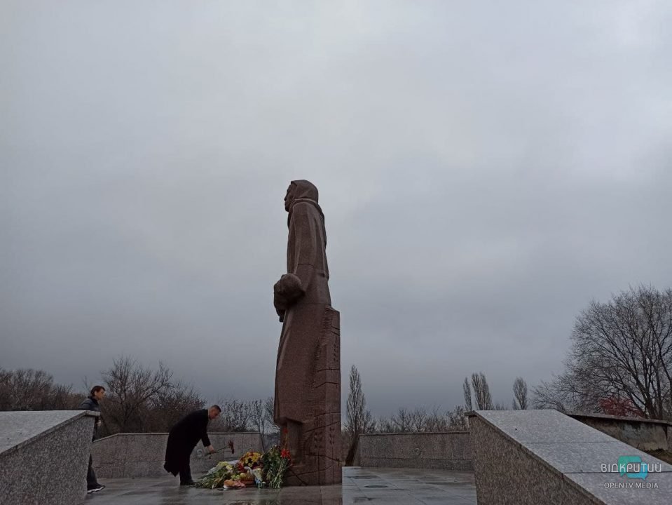 Как под Днепром выглядит место массовых расстрелов в День памяти жертв Голодомора (Фото) - рис. 13