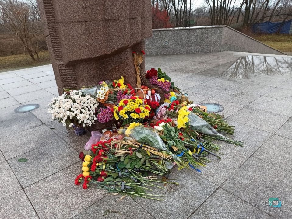 Как под Днепром выглядит место массовых расстрелов в День памяти жертв Голодомора (Фото) - рис. 5