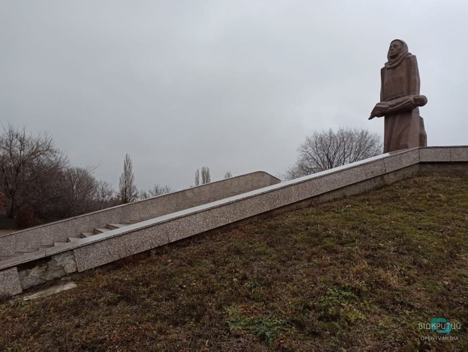 Как под Днепром выглядит место массовых расстрелов в День памяти жертв Голодомора (Фото) - рис. 9