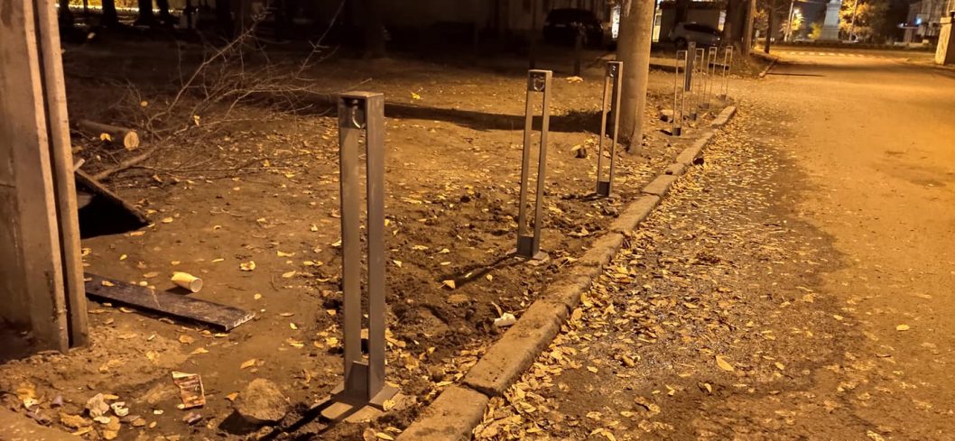 В Днепре ещё на одной улице установили антипарковочные столбики - рис. 4
