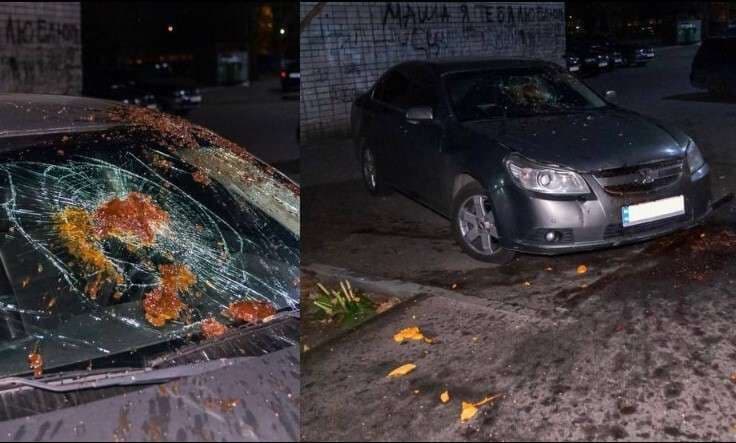 АвтоХэллоуин: в Днепре на припаркованную машину сбросили тыкву - рис. 1
