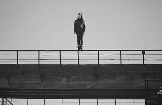 Прыжок с моста: в Днепре женщина пыталась совершить суицид - рис. 1