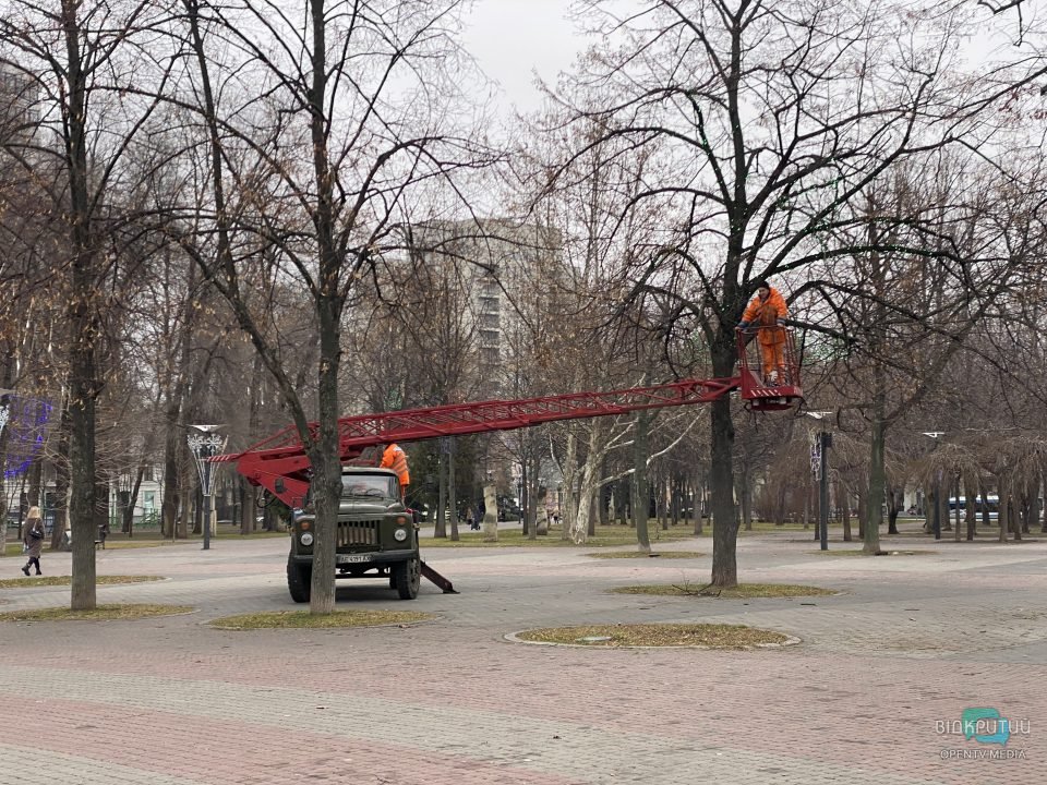Новый год не за горами: в Днепре начали украшать сквер Героев (Фото) - рис. 5