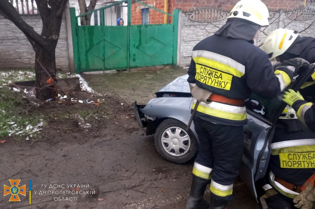 ДТП в Днепре: водителя вырезали из авто (Фото) - рис. 1