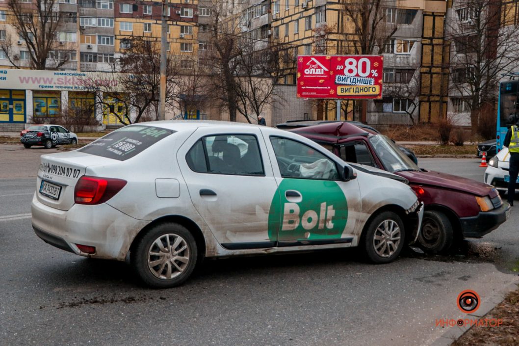 В Днепре столкнулись такси «Bolt» и «Славута»: есть пострадавшие - рис. 1