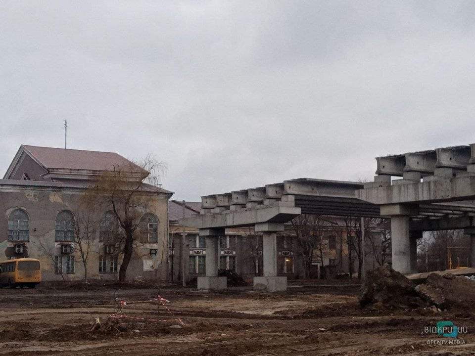 В Днепре возле Кайдакского моста разрушается бывший Дворец культуры (Фото) - рис. 1