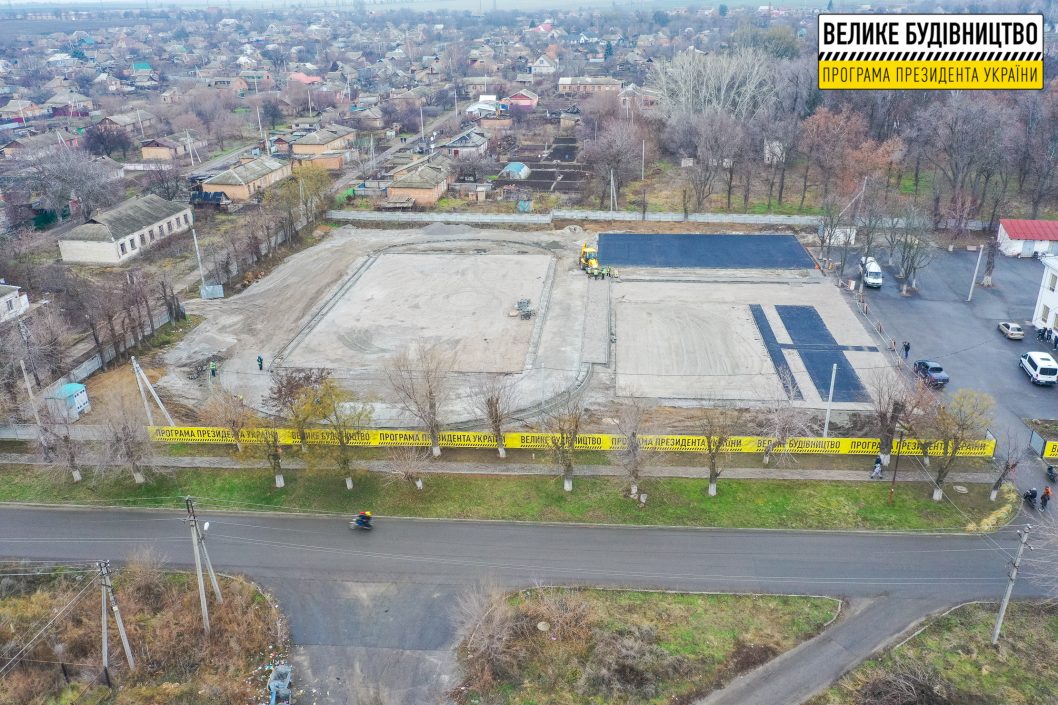 В Марганце продолжается реконструкция стадиона школы №7 - рис. 1
