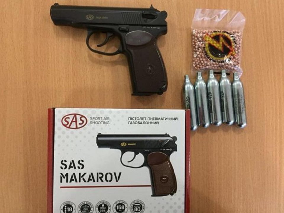 Огневая подготовка: в Кривом Роге родители подарили лицею пистолет Макарова - рис. 1