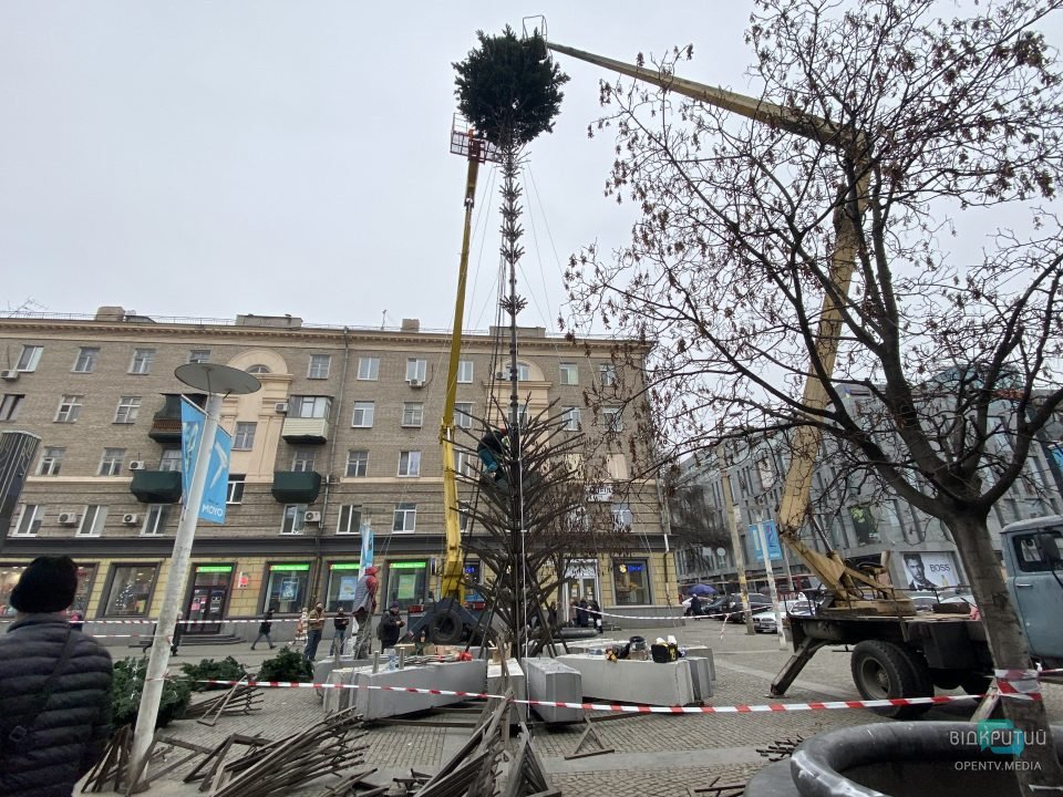 В Днепре на Европейской площади устанавливают ёлку