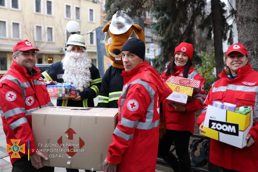 Спасатели Днепропетровщины поздравили воспитанников интерната с Днём святого Николая - рис. 1