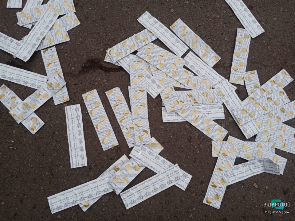 В Днепре возле мусорного бака разбросали сотни презервативов (Фото) - рис. 2