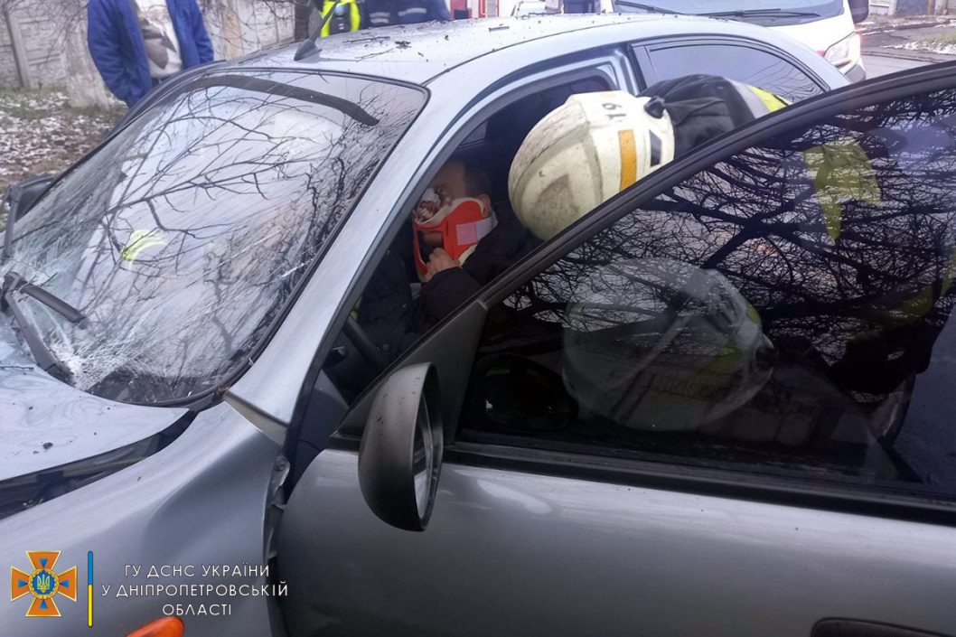 ДТП в Днепре: водителя вырезали из авто (Фото) - рис. 2