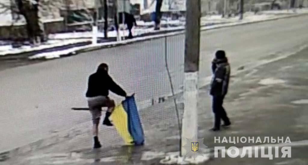 На Днепропетровщине задержали мужчину, сорвавшего флаг Украины с электроопоры - рис. 2