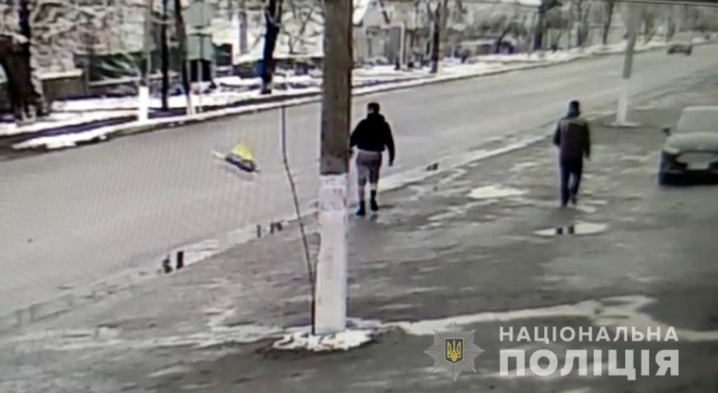 На Днепропетровщине задержали мужчину, сорвавшего флаг Украины с электроопоры - рис. 1