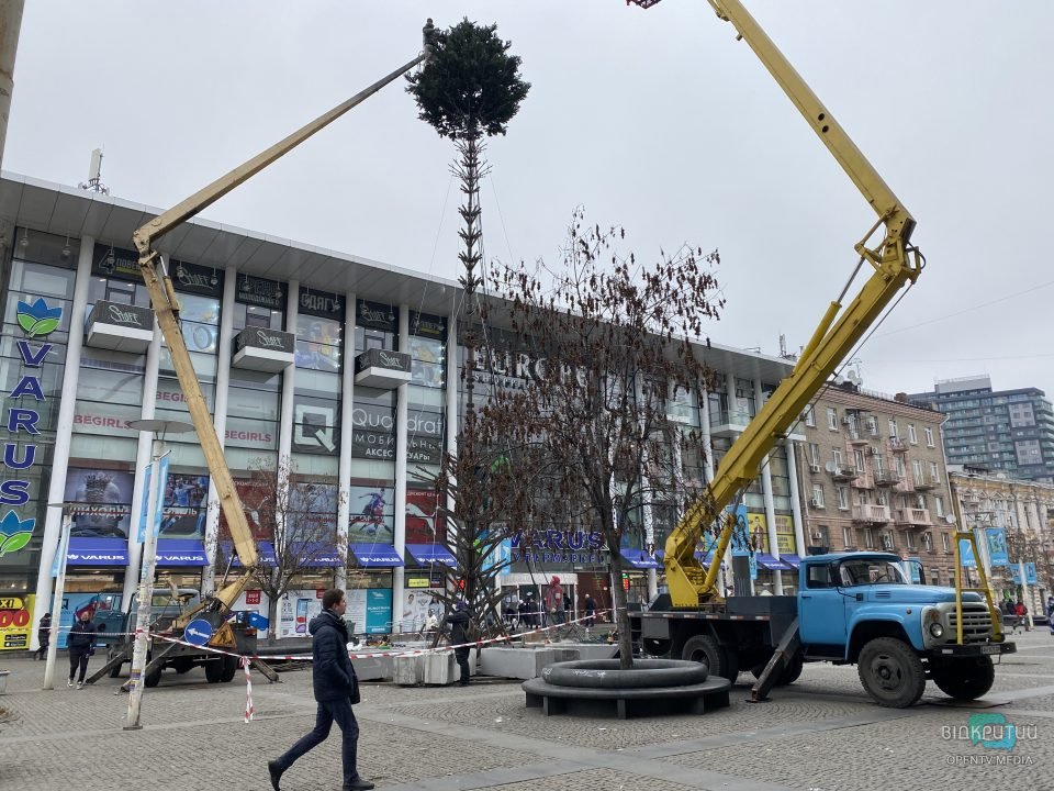 В Днепре на Европейской площади устанавливают ёлку