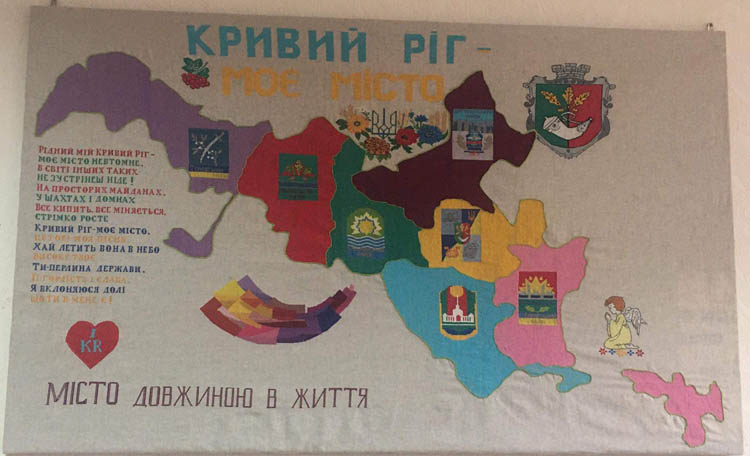 Новый рекорд Украины: в Кривом Роге активисты вышили большую карту города - рис. 1