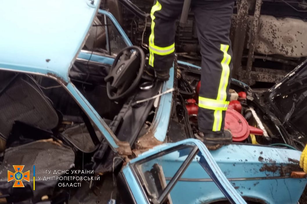 Смертельное ДТП на Днепропетровщине: столкнулись фура DAF и автомобиль ВАЗ - рис. 2