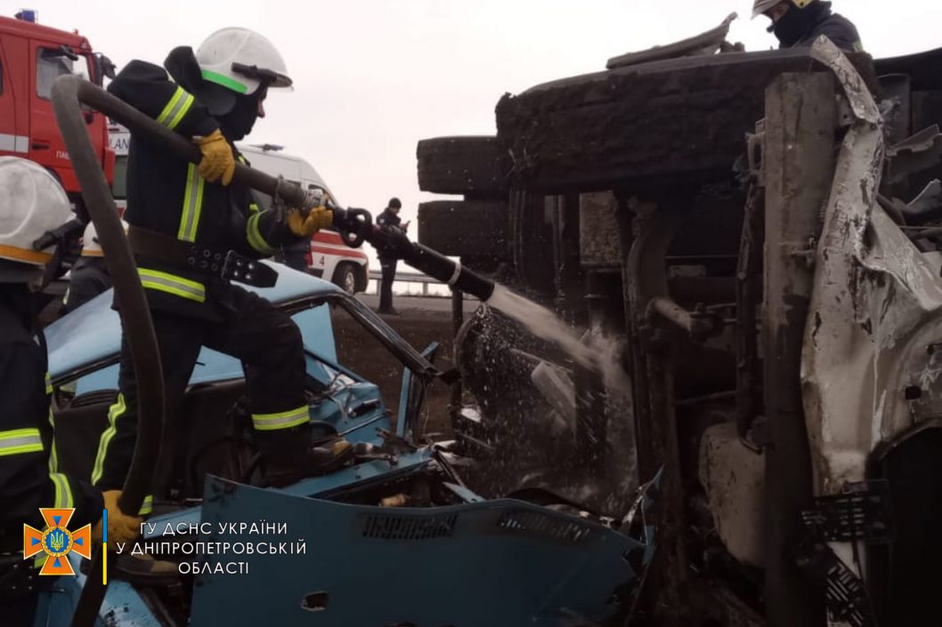 Смертельное ДТП на Днепропетровщине: столкнулись фура DAF и автомобиль ВАЗ - рис. 3