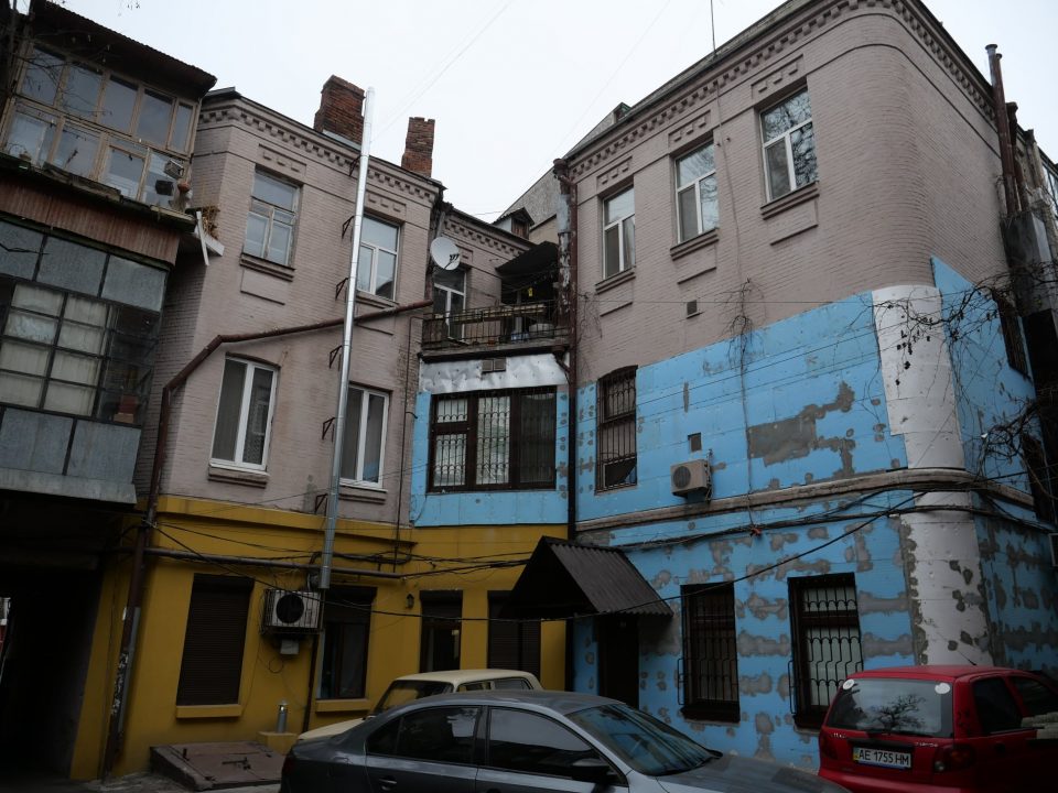 В Днепре пытались незаконно утеплить фасад городской памятки архитектуры (Фото) - рис. 2