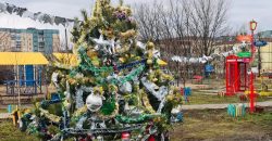 Конкуренция елкам: на Днепропетровщине начали украшать к празднику деревья - рис. 18