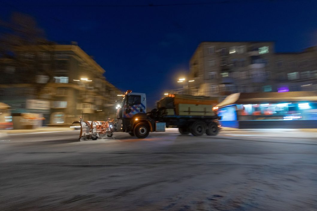 Здравствуй, снег: на улицах Днепра с ночи работает спецтехника - рис. 5