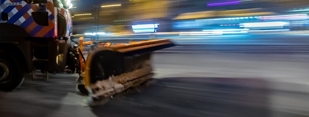 Здравствуй, снег: на улицах Днепра с ночи работает спецтехника - рис. 6
