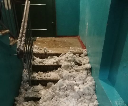 Снег в хату: в одной из пятиэтажек на Днепропетровщине обвалилась крыша - рис. 2