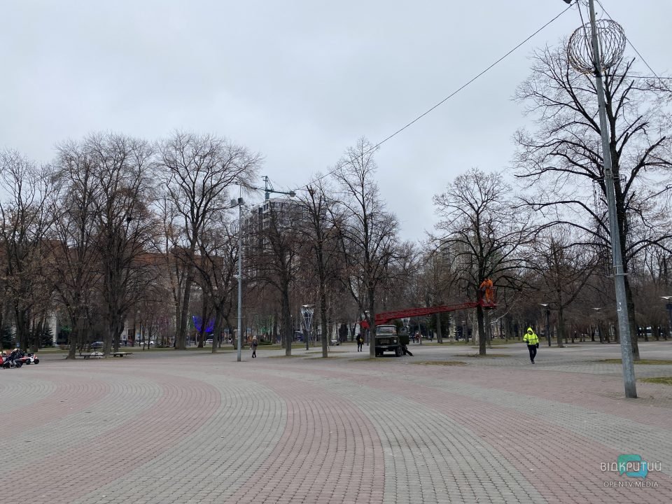 Новый год не за горами: в Днепре начали украшать сквер Героев (Фото) - рис. 3