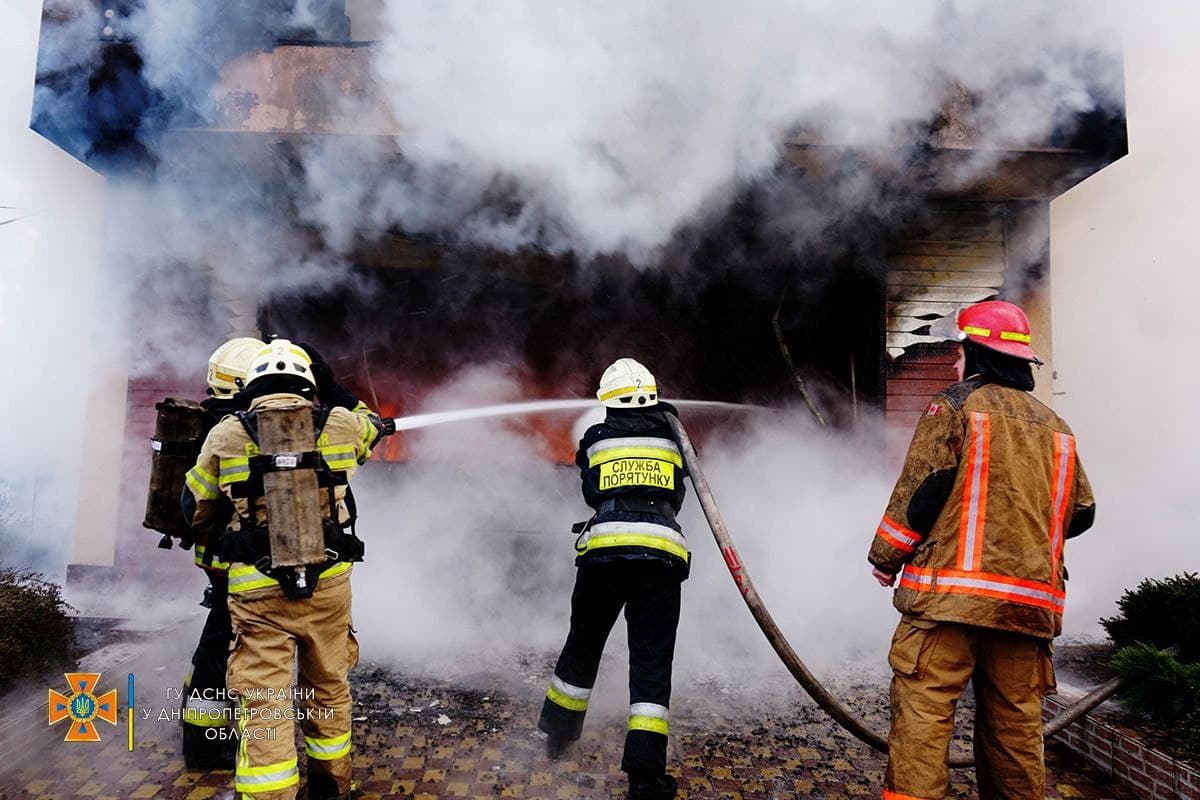 Пожар в Днепре возле Зеленого Гая: сгорели 2 кота, Tesla, гараж и часть дома - рис. 3