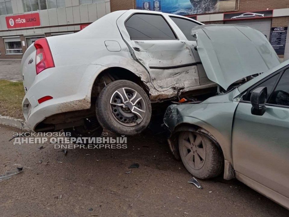 ДТП на Запорожском шоссе в Днепре: Subaru на скорости протаранил Renault - рис. 2
