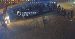 В Днепре на Европейской площади столкнулись автобусы 88-го маршрута (Видео) - рис. 7