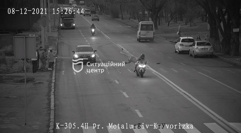 В Днепре мотоциклист сбил перебегавщую дорогу школьницу (Видео) - рис. 1