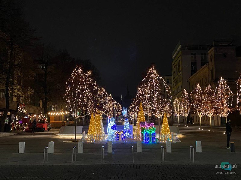 Новогодняя атмосфера на улице Яворницкого