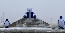 Ледник вместо Шара желаний: Набережную Днепра украшают к праздникам (Фото) - рис. 1