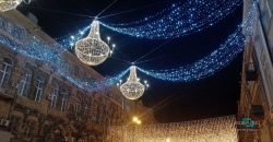 В Днепре на Воскресенской зажгли новогодние фонари-люстры (Фото) - рис. 3