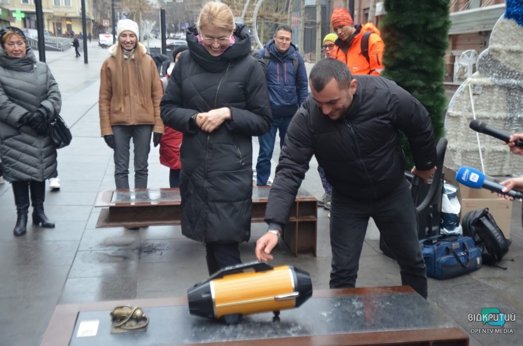 В центре Днепра появилась новая мини-скульптура
