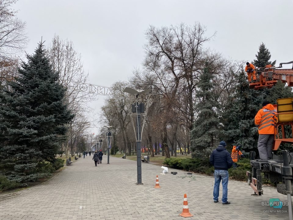 Новый год не за горами: в Днепре начали украшать сквер Героев (Фото) - рис. 9