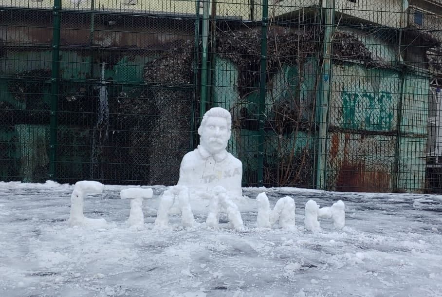 Сталин из снега: как днепряне развлекаются зимой - рис. 1