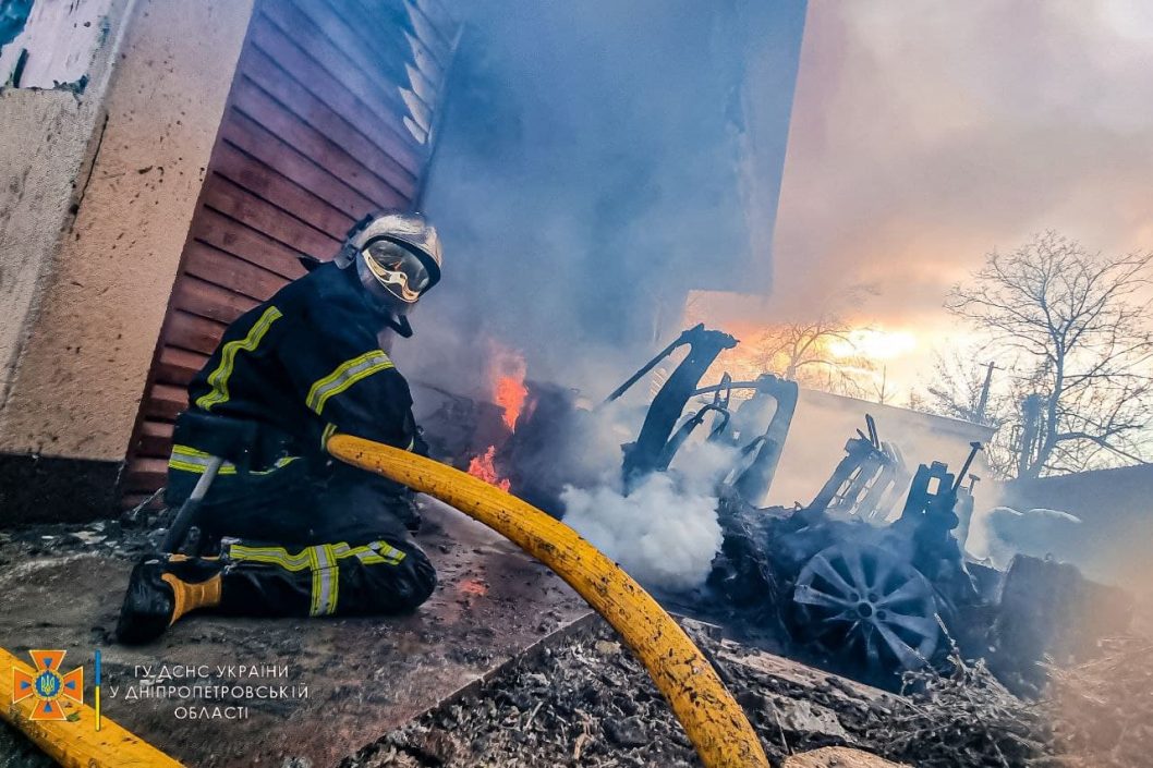 Пожар в Днепре возле Зеленого Гая: сгорели 2 кота, Tesla, гараж и часть дома - рис. 8