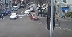 В центре Днепра автомобиль снес антипарковочные столбики (Видео) - рис. 1