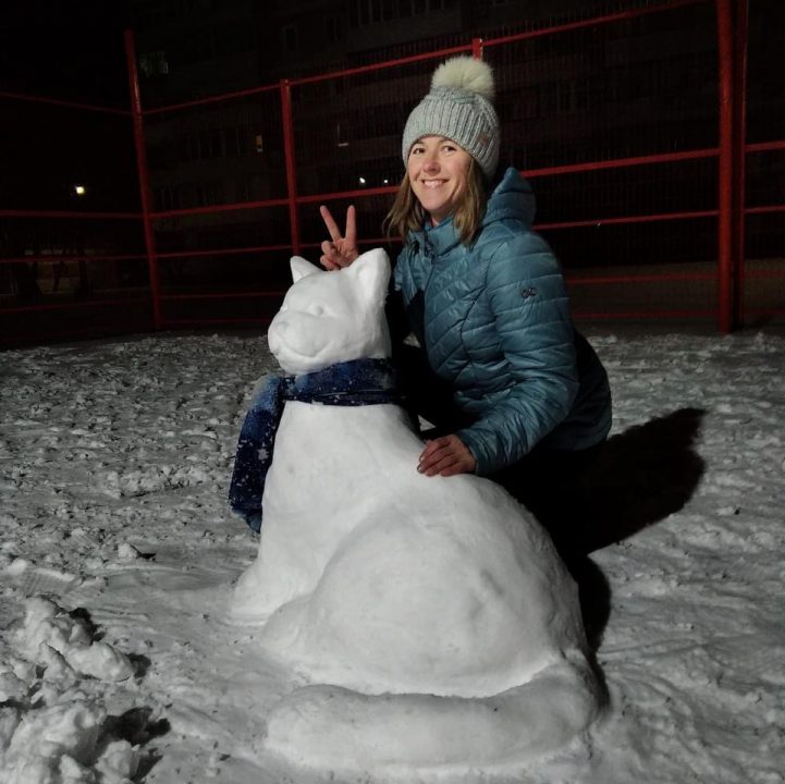 В Днепропетровской области девушка слепила из снега кота (Фото) - рис. 4