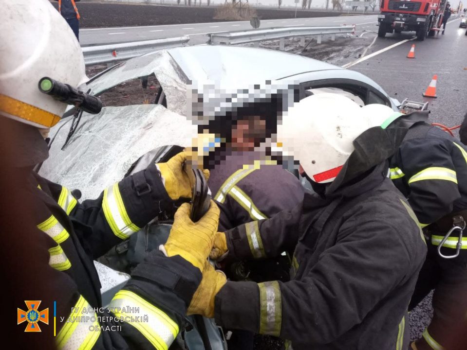 В Павлоградском районе на трассе в ДТП пострадали три человека (Фото) - рис. 2