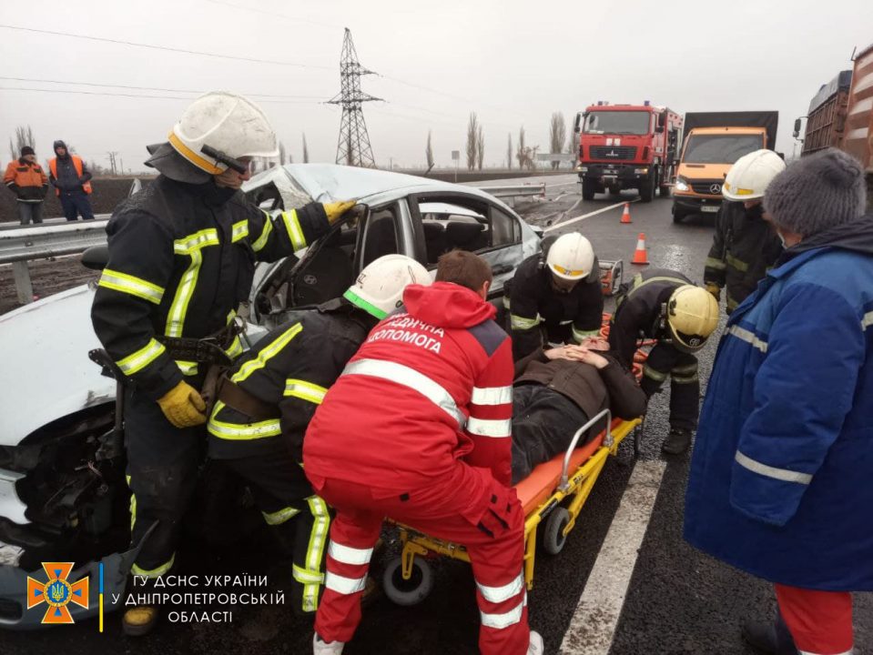 В Павлоградском районе на трассе в ДТП пострадали три человека (Фото) - рис. 4