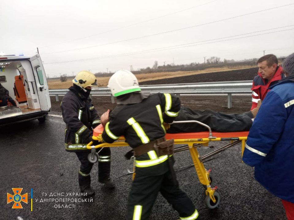 В Павлоградском районе на трассе в ДТП пострадали три человека (Фото) - рис. 5