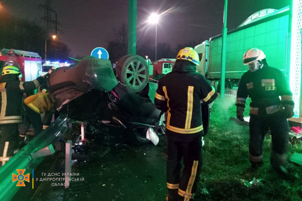 В Днепре на улице Космической перевернулся легковой автомобиль Peugeot (Фото) - рис. 1