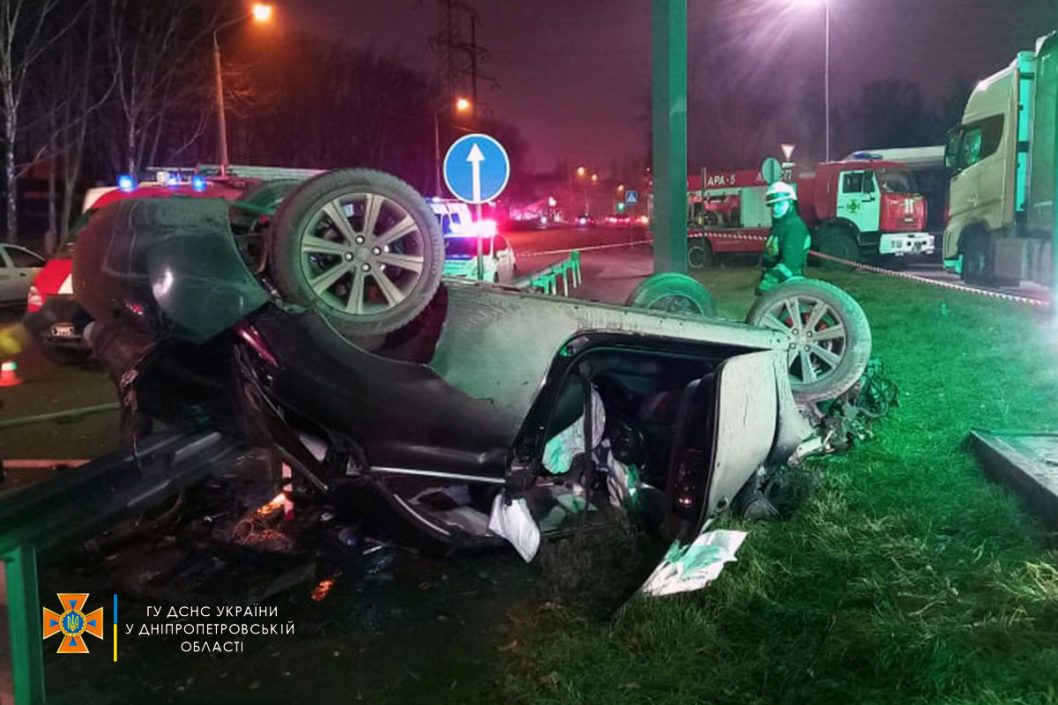 В Днепре на улице Космической перевернулся легковой автомобиль Peugeot (Фото) - рис. 2