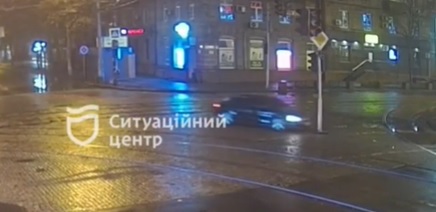 Снес светофор: в Днепре водитель Hyundai Elantra совершил ДТП (Видео аварии) - рис. 1