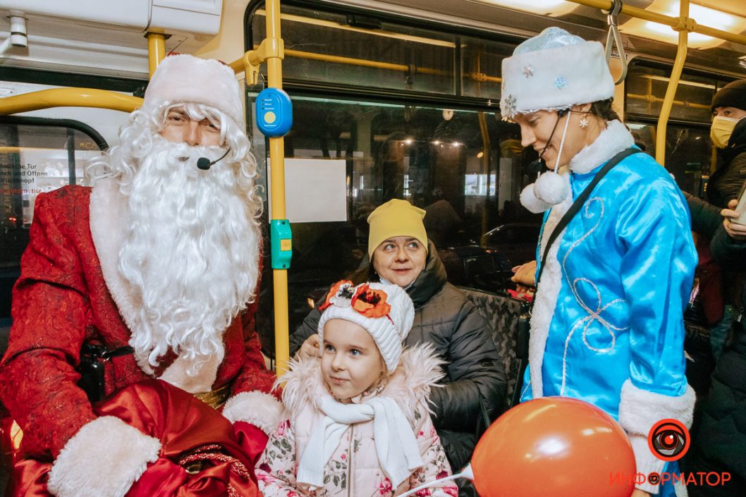 В днепровском трамвае Дед Мороз и Снегурочка раздавали подарки (Фото) - рис. 3